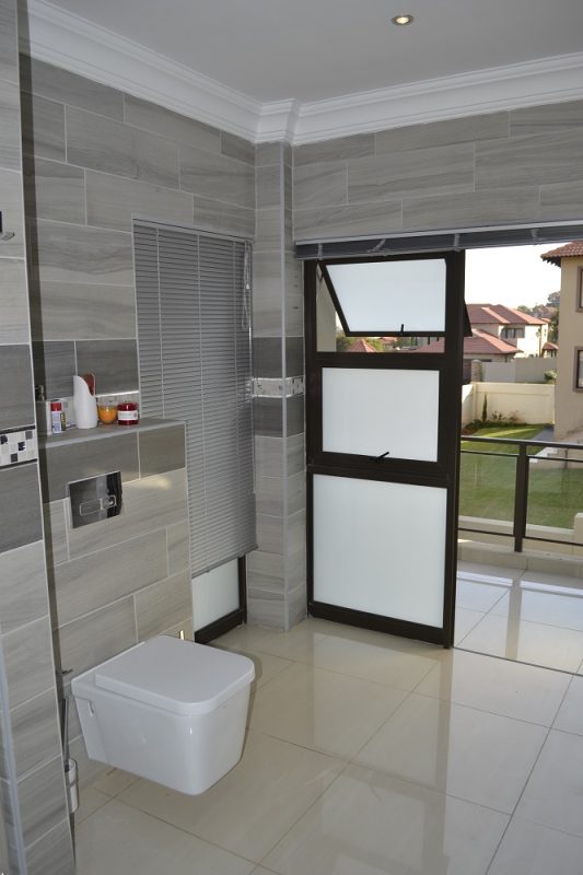 Guide to Aluminium Sliding Doors with Side Windows Sigmadoors